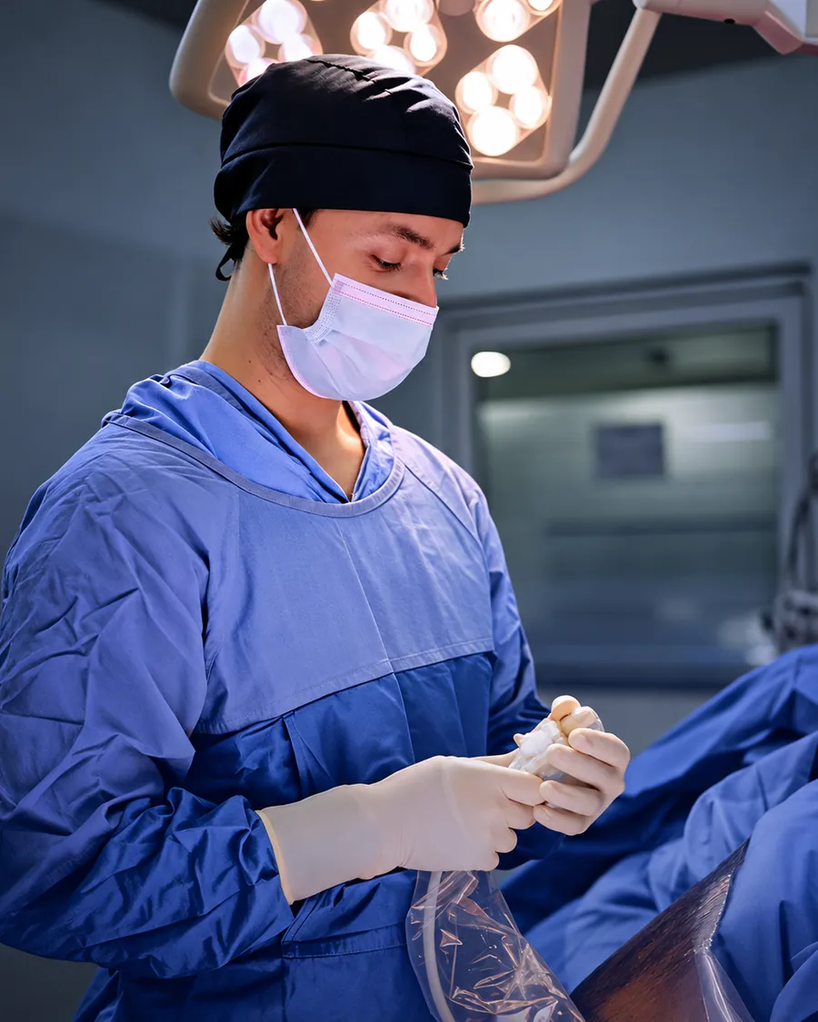Dr. Ranulfo Zendejas, cirujano vascular, en quirófano antes de un procedimiento de pie diabético