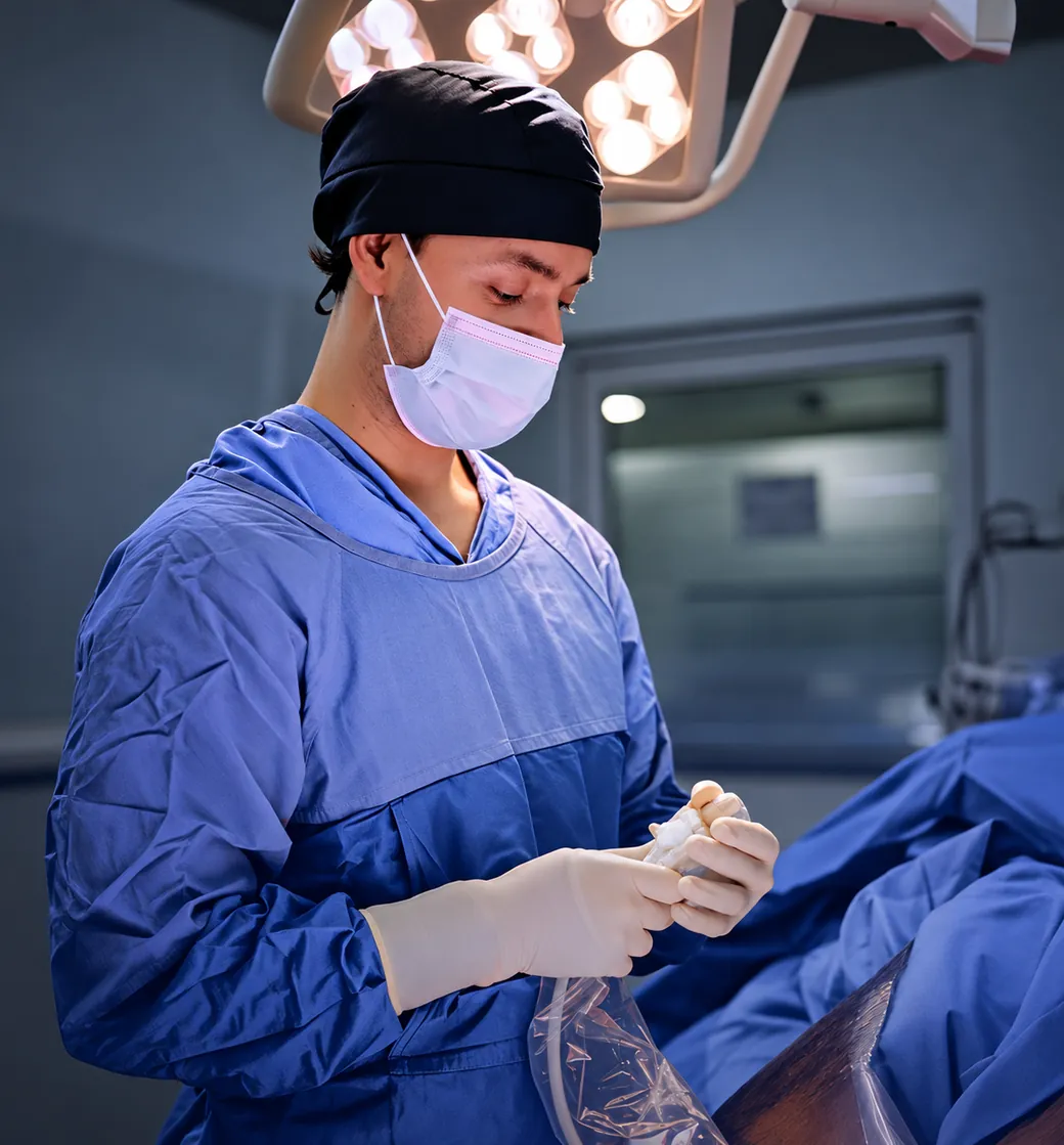 Dr. Ranulfo Zendejas, cirujano vascular, en quirófano antes de la reparación de un aneurisma de aorta