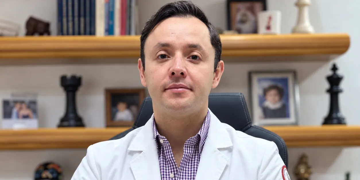 Dr. Ranulfo Zendejas, angiólogo en el centro de León, en su consultorio del Hospital Aranda de la Parra