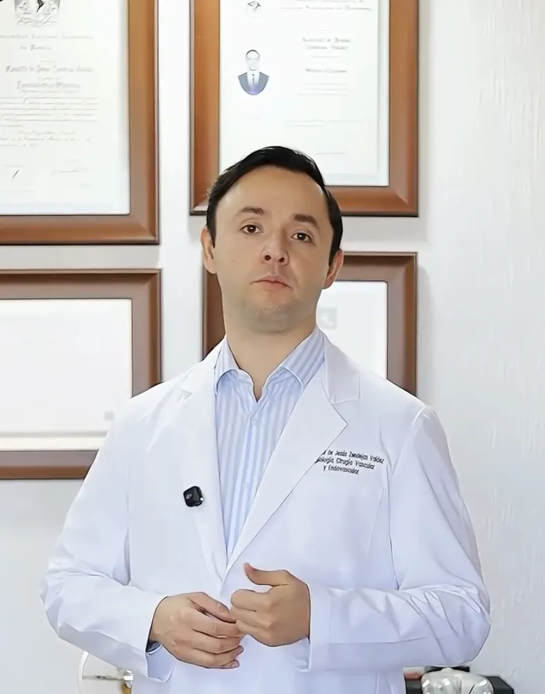 Dr. Ranulfo Zendejas frente a sus títulos de médico cirujano (Tec de Monterrey) y angiólogo (UNAM)
