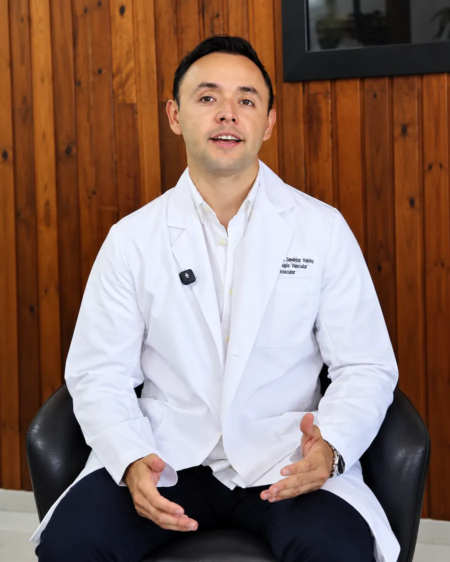 Dr. Ranulfo Zendejas, angiólogo en León, en consulta