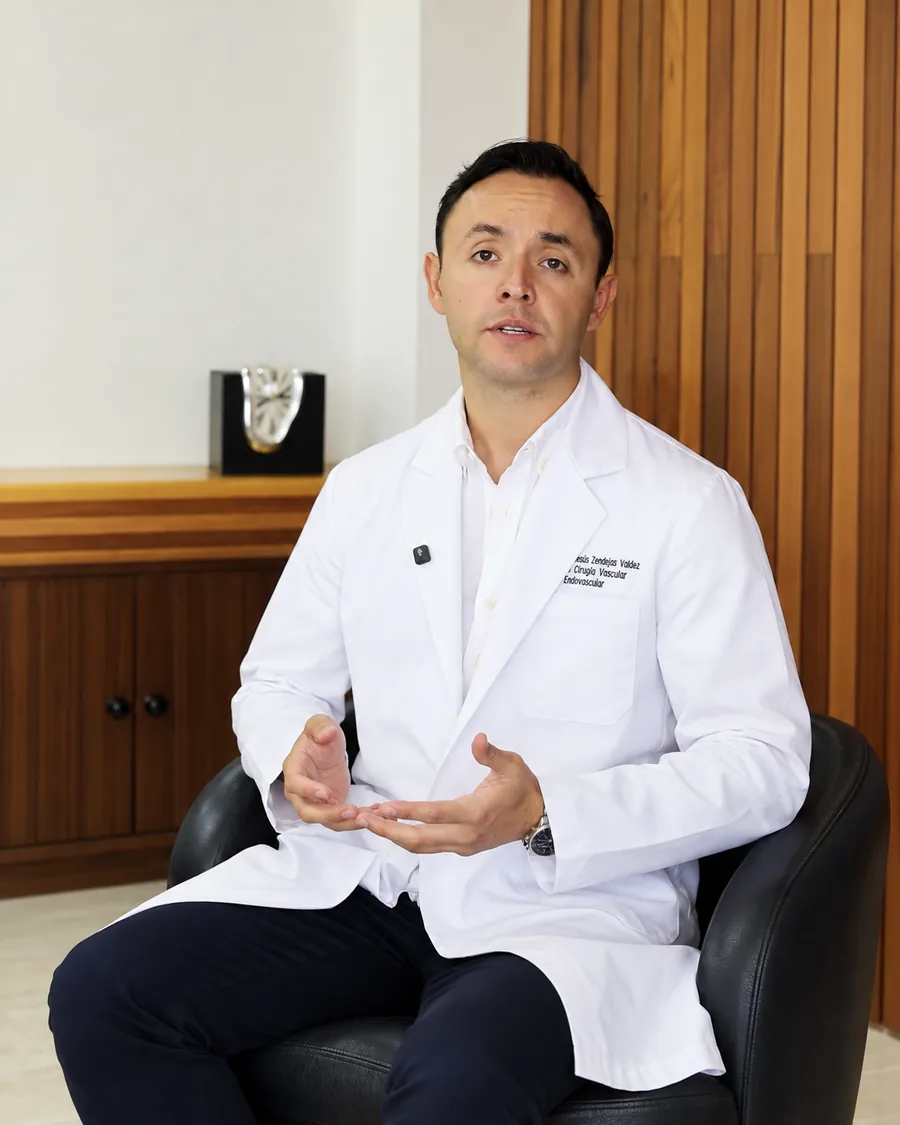 Dr. Ranulfo Zendejas explicando el tratamiento de la flebitis en consulta en León